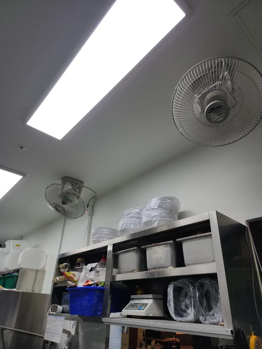 식당 천장 선풍기 — 식당 천장에 달린 선풍기 두 대